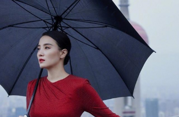 宋佳两套裙装美呆，红色热烈又端庄，黑色优雅又性感，在雨中绽放
