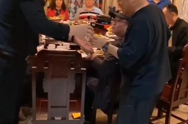 67岁曾志伟与范伟聚餐，席间主动给人敬酒，昔日大佬太卑微？