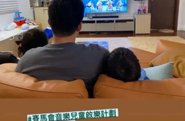霍启刚晒家庭照，1.6亿豪宅客厅曝光：教育最终拼的，还是爹妈