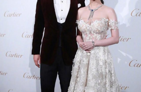 窦骁何超莲合体现身活动，郎才女貌超般配，网友大赞有夫妻相