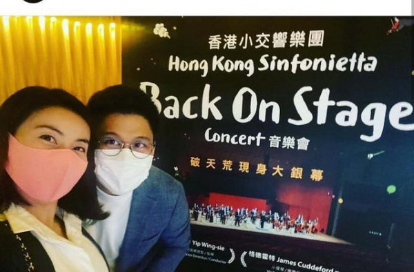 霍启刚郭晶晶共赏音乐会，晒亲密同框照秀恩爱，更加具有夫妻相