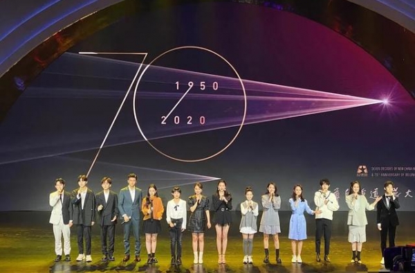 北电70周年校庆后台亮点：周冬雨偷闲吃点心，杨幂台下忙打电话