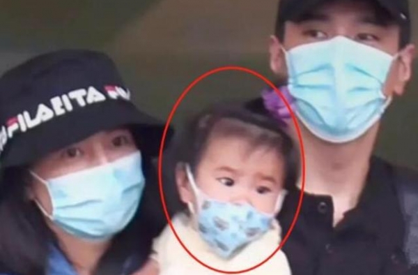 高圆圆女儿正脸曝光，完美继承了赵又廷颜值，才2岁就是美人胚子