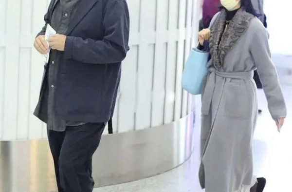 陶虹徐峥久违合体走机场，穿毛领大衣像贵妇人，夫妻俩全程无交流
