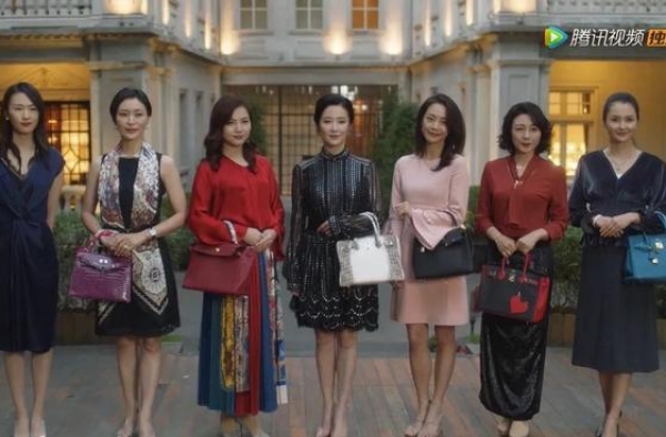 杨颖聚会合影撕下了成年人的“遮羞布”，上演现实版《三十而已》