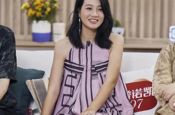 朱丹示范最美孕妇搭配，身穿紫色裙装巧遮孕肚，优雅气质十足