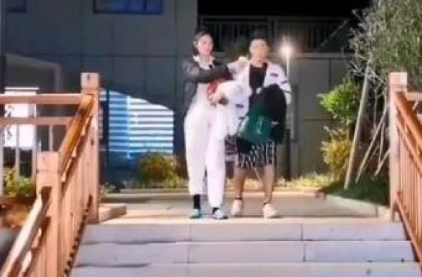 奚梦瑶喂何猷君饮料，搀扶走路好温馨，腿长对比明显成最萌身高差
