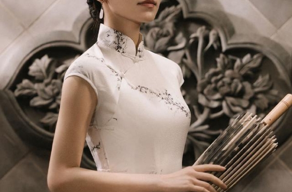 《演员请就位》黄梦莹旗袍造型，身材曼妙气质温婉，杨幂眼光真毒
