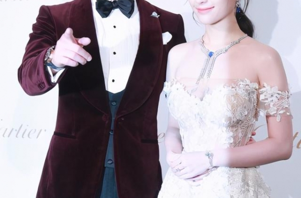 窦骁超莲公开恋情后首度合体捞金，女方身材傲人，窦骁开心如新郎