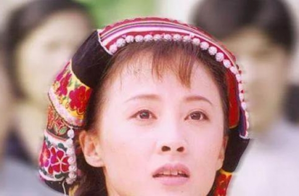 她走红时与认识6天丑夫闪婚，生活奢侈不输赵薇，43岁活成这样