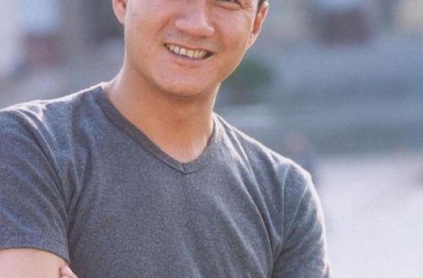 52岁胡军，与妻子素颜生活照曝光，两人是初恋，女儿长成大美人