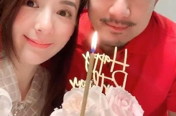 会走路了！郭富城一家四口过节，意外曝小女儿正脸，网友：像外婆