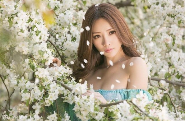 柳岩变身花仙子，置身花丛唯美诱惑