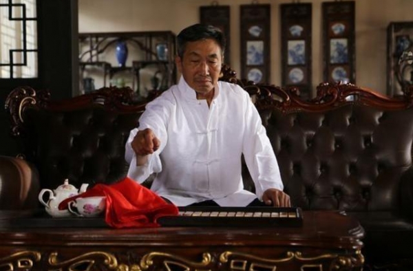 他是“爸爸专业户”，娶青梅竹马的初恋，如今结婚36年零绯闻