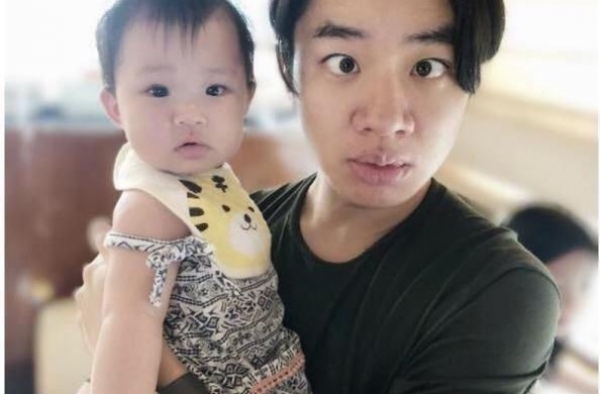 王祖蓝女儿终于逆袭！2岁大长腿赶超爸爸腰部，身高完美像妈