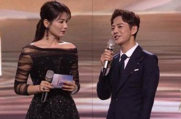 金鹰节颁奖晚会，赵丽颖王一博观众喜爱男女演员，童瑶最佳女演员