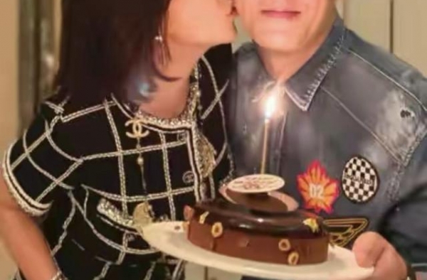 55岁刘嘉玲，晒与男友人嘟嘴亲脸照，网友：梁朝伟不吃醋吗？