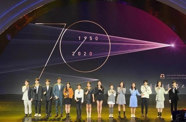 北电70周年校庆，周冬雨生图依然精致，杨幂双下巴显眼