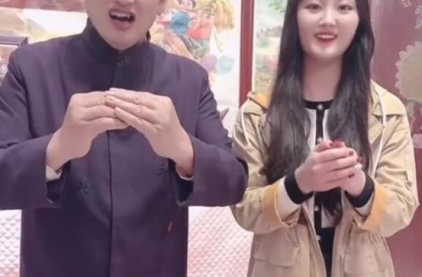 大衣哥儿子儿媳直播赚钱，女儿被拍丑照欲割腕，直言受不了打击