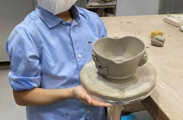 霍启刚带大儿子上兴趣班，霍中曦穿百元鞋很朴实