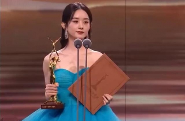 赵丽颖二度斩获金鹰奖，成85后小花第一人，上台领奖一脸淡定