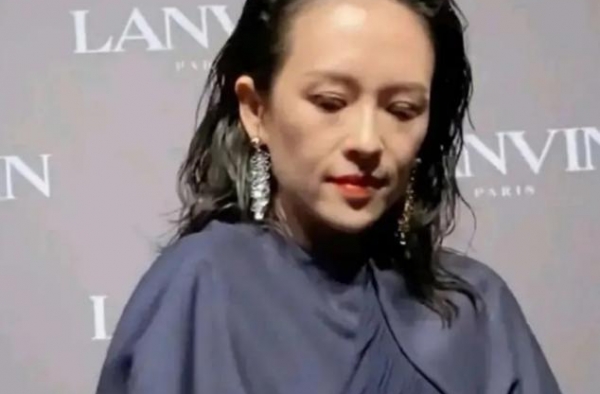 章子怡二胎产后复出，身材纤细，但肤色却被港媒吐槽遭嫌弃