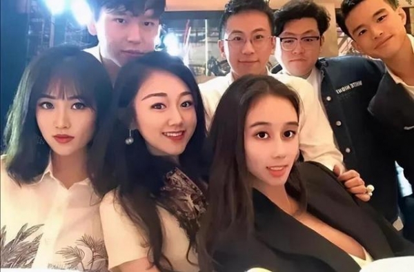 真正的名媛姚安娜，一张饭局照，曝光残酷真相