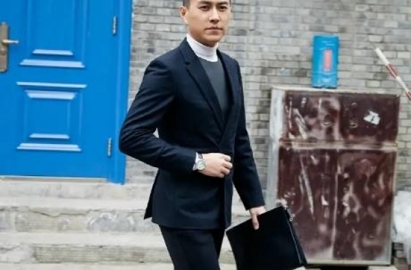 靳东越来越时髦，穿花式夹克配直筒裤，又潮又帅大叔变小伙