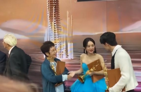 赵丽颖介绍给王一博的前辈，大有来头