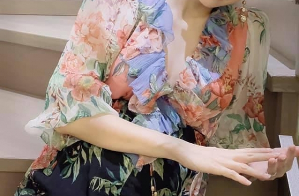 恭喜！39岁TVB花旦谭凯琪当妈妈，晒6.8磅女儿小脚报平安