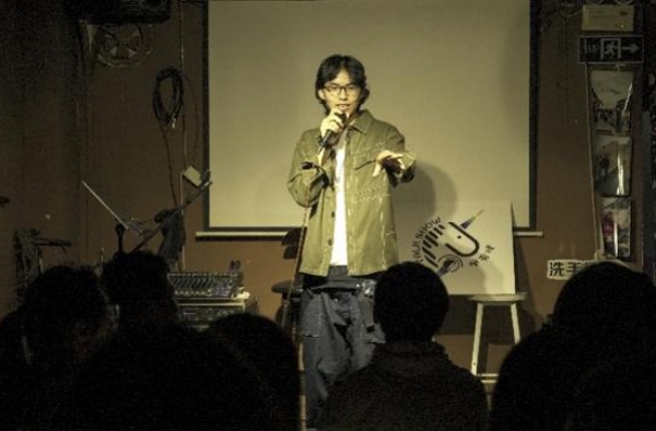 野蛮生长的广州线下脱口秀：网综带来观众，票价29还赠冷饮