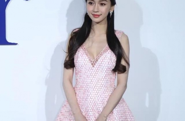 baby杨颖，好气质太出众那么俗气的粉色裙子都能穿出高级感。