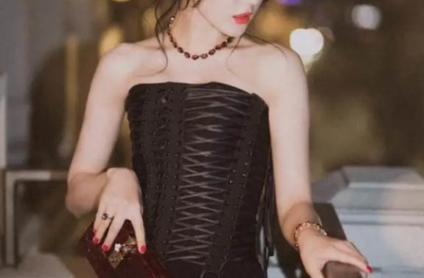 难怪迪丽热巴被称“胖迪”，看看她穿长筒袜，腿上的肉被勒成啥样