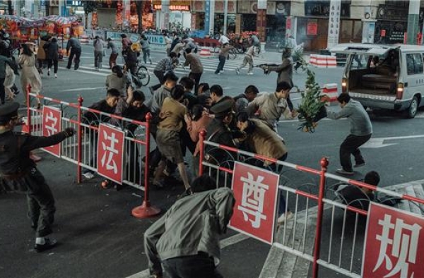还记得《新警察故事》里吴彦祖演的反派？这一次他来了个更悍的