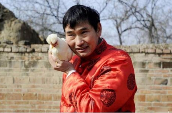 大衣哥儿子好霸道！直播间一把将媳妇搂入怀中，真实教养暴露无疑