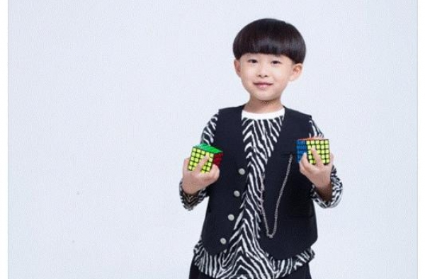 易烊千玺7岁弟弟创世界纪录！近照留西瓜头，五官长开比哥哥还帅