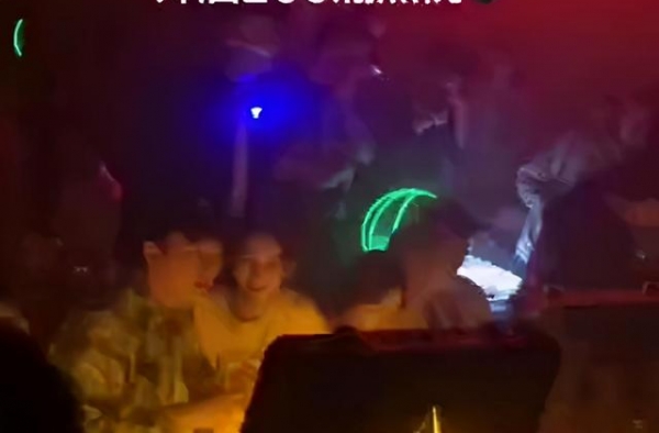 庆祝登顶胡润榜？王思聪夜店豪开200瓶洋酒，光酒水就200万