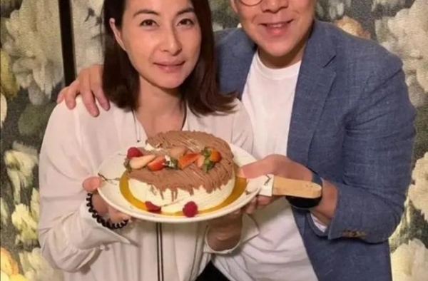 霍启刚堂弟霍启文新恋情曝光，女方身价不输郭晶晶，合影超甜蜜