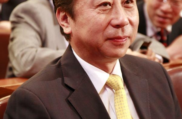 63岁冯巩带孙子打牌的视频曝光，竟因为争议而上了热搜