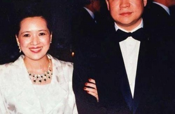 最低调富二代，父亲被誉为女星狙击手，为何放弃百亿家产给继母？