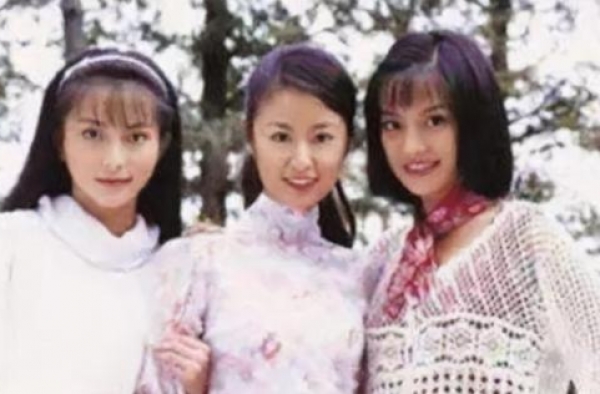 2009年“方瑜”患癌离世身着婚纱下葬，男友今还在照顾她父母