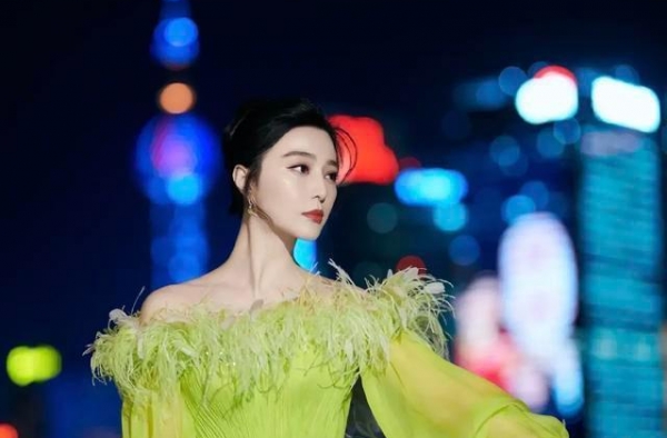 冰冰姐代言奢饰品捞金，穿抹胸裙子美美的，艳压金鹰奖众多女星