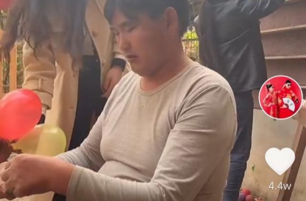 朱之文胖成弥勒佛，一家人院子玩游戏，院内环境“脏乱差”