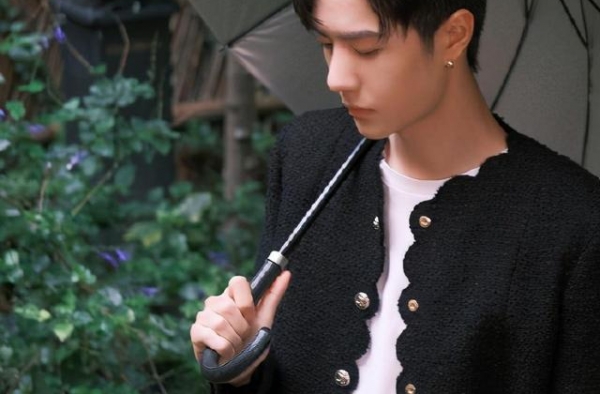 露馅了！王一博与超模刘雯罕见同框，王一博无意暴露真实身高