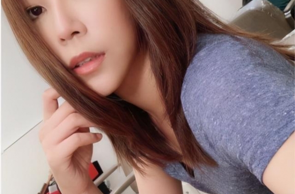 女星谴责父亲在母亲生产时与小三幽会，痛哭：他死了绝不会去送行