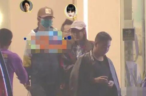 潘粤明与小10岁绯闻女友外出聚会，啤酒肚凸起，满满的幸福肥