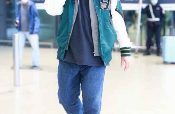减肥成效显著！黄磊现身机场运动休闲造型竟然也不胖