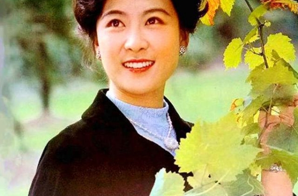 “天下第一嫂”王馥荔，金鹰节颁奖晚会自曝年龄71岁，惊叹全场