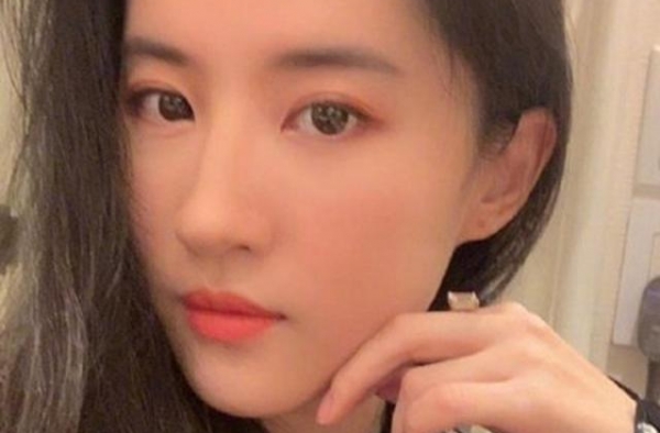 刘亦菲素颜上瘾了，三番四次对镜自拍，没有神仙颜值学学穿搭也行
