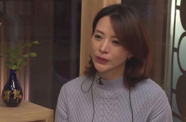 董卿根本不靠颜值，素颜就是普通中年女性，但气质高雅一样漂亮